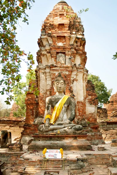 Postava Buddhy na pozadí staré kostelní věže — Stock fotografie