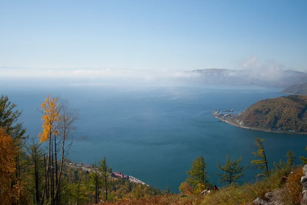 La vista dalle montagne nel villaggio di Listvyanka sul lago Baikal Immagine Stock