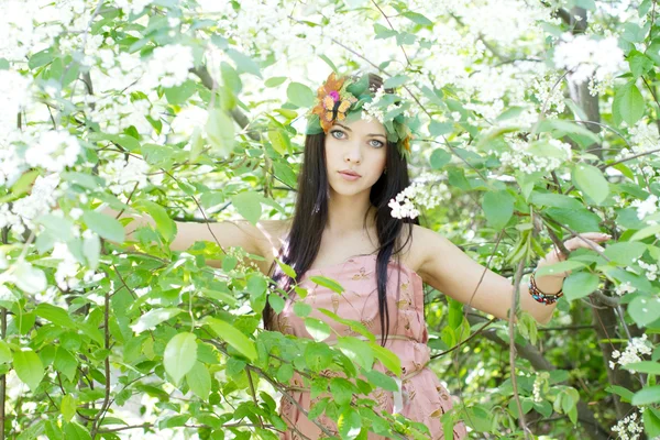 Çiçekli ağaçlar arasında genç güzel kız — Stok fotoğraf