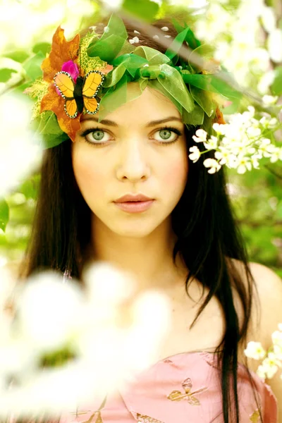 Young beautiful girl among the flowering trees — Stock Photo, Image