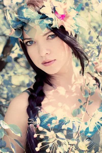 꽃 나무 사이 젊은 아름 다운 소녀 — 스톡 사진