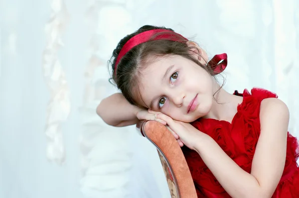 Jolie petite fille en belle robe rouge — Photo