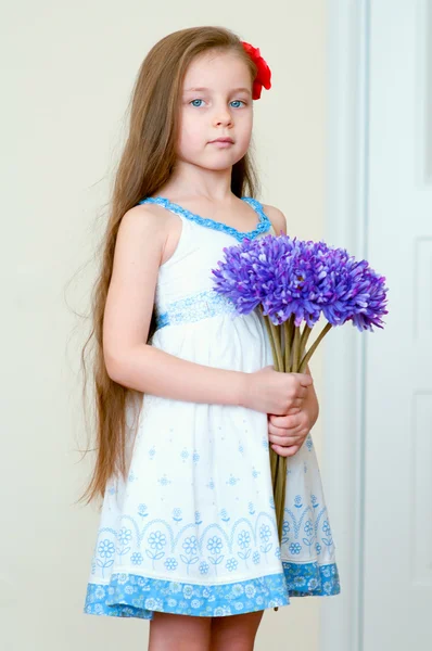 Αξιολάτρευτο μικρό κορίτσι με τα λουλούδια — Φωτογραφία Αρχείου