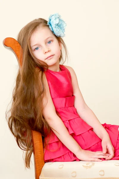 Urocza szczęśliwy uśmiechający się mały dziewczyna w różowej sukience — Zdjęcie stockowe
