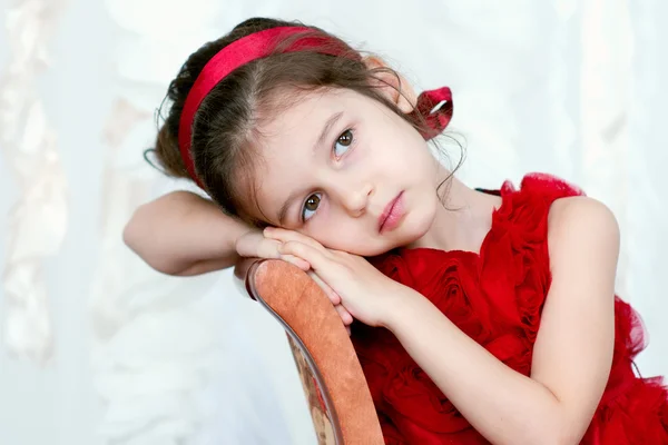 Hübsches kleines Mädchen im schönen roten Kleid — Stockfoto