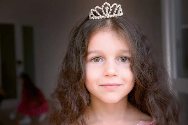 Entzückendes kleines Mädchen als Prinzessin verkleidet — Stockfoto