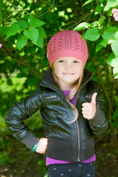 엄지손가락을 보여주는 긍정적인 어린 소녀 — 스톡 사진