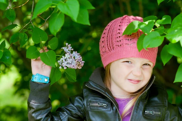 Imádnivaló rózsaszín kalapot, egy park közeli mosolygós kislány — Stock Fotó