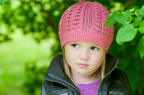 Bedårande liten flicka i en park — Stockfoto