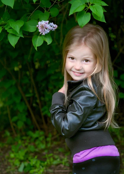 Härlig liten flicka i parken — Stockfoto