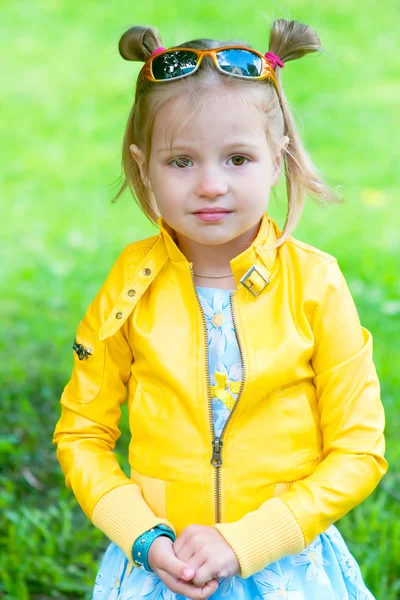 Όμορφο κοριτσάκι χαμογελώντας σε ένα πάρκο — Φωτογραφία Αρχείου