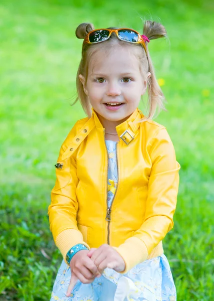 Całkiem mała dziewczynka uśmiechając się w parku — Zdjęcie stockowe