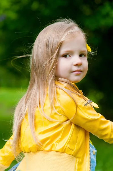 Αξιολάτρευτο κοριτσάκι με μακριά μαλλιά σε κίτρινο σακάκι — Φωτογραφία Αρχείου