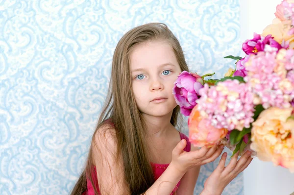 Linda niña en vestido rosa con flores —  Fotos de Stock