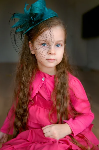 Αξιολάτρευτο κορίτσι σε τυρκουάζ καπέλο — Φωτογραφία Αρχείου