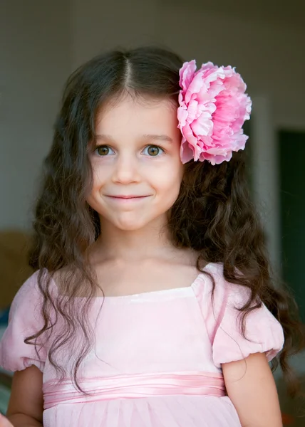 Glückliches kleines Mädchen als Prinzessin verkleidet — Stockfoto