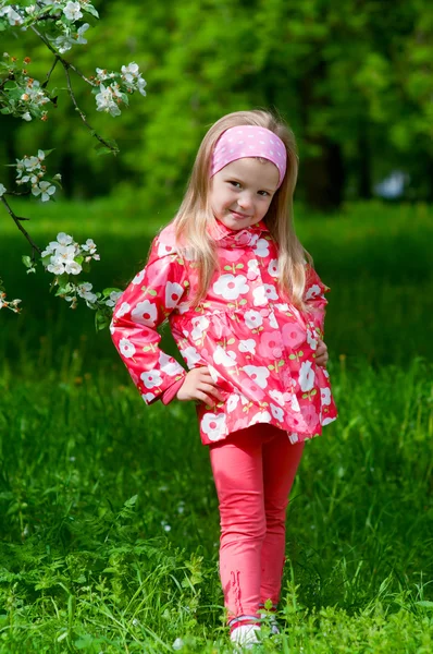 A linda menina no parque da macieira, sorri — Fotografia de Stock