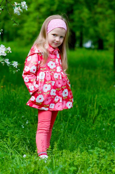 La bella bambina nel parco dei meli — Foto Stock