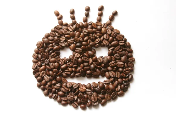 Biji kopi berbentuk senyum diisolasi pada latar belakang putih — Stok Foto