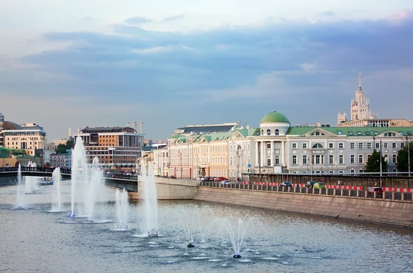 Fontäner på floden Moskva, Ryssland — Stockfoto