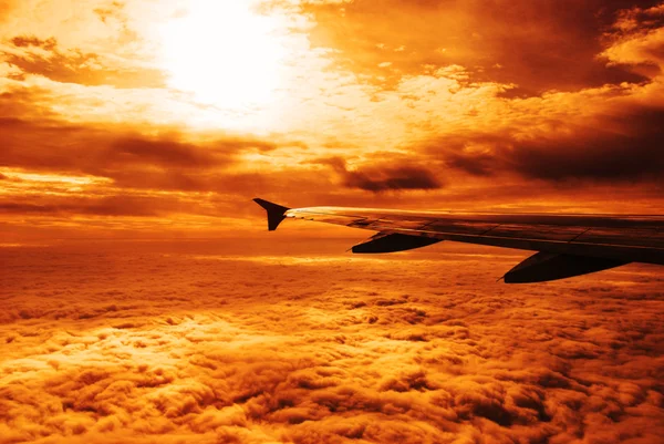 Flugzeugflügel und Wolken — Stockfoto