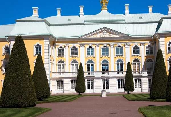 A propriedade em Peterhof na Rússia — Fotografia de Stock