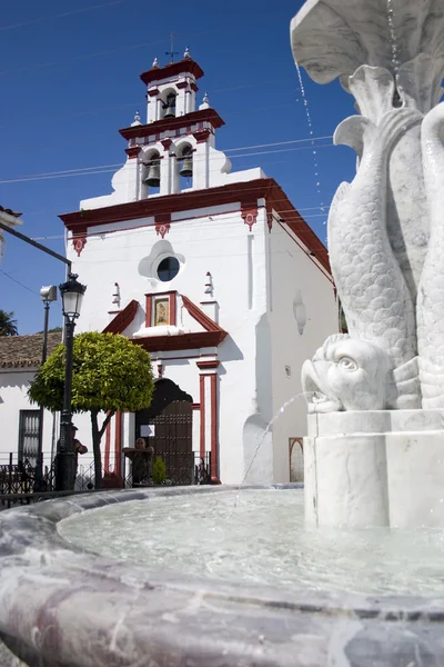 Biały kościół z fontanną — Zdjęcie stockowe