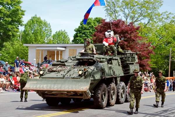 Leger voertuig in de parade — Stockfoto