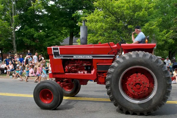Oldtimer-Traktor im Korso — Stockfoto