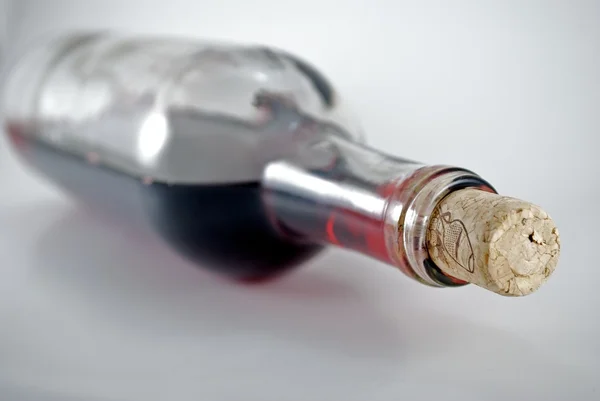 Rotwein in der Flasche — Stockfoto