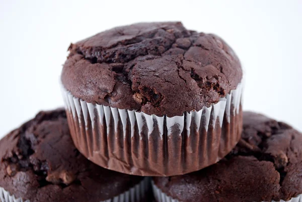 Drie gestapelde dubbele chocolade muffins — Stockfoto