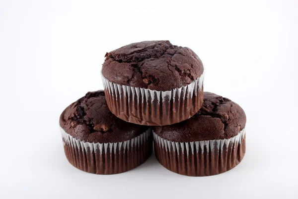 Drie gestapelde dubbele chocolade muffins Stockafbeelding