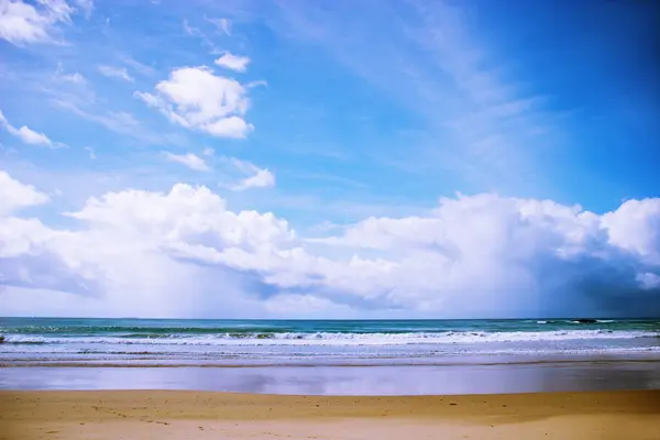 Blå himmel och azurblå havet — Stockfoto