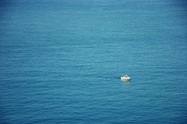 masmavi bir deniz ortasında yalnız Motorlu tekne
