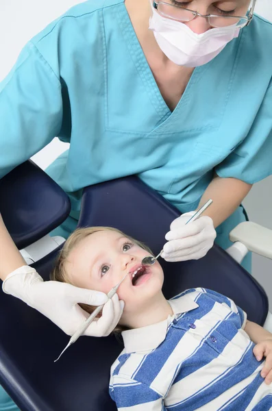 Kid op tandarts — Stockfoto