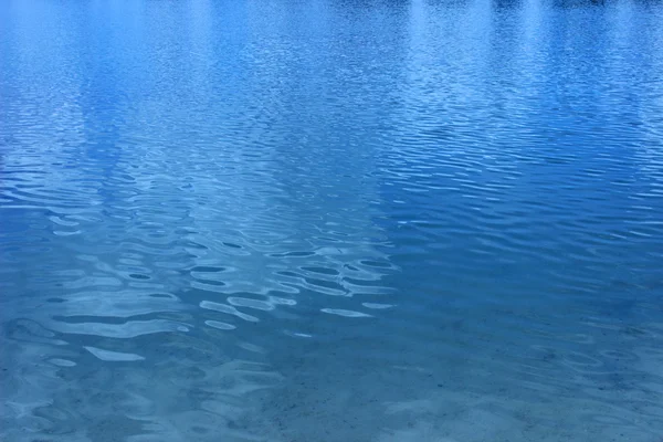 Blauwe water rimpelingen — Stockfoto