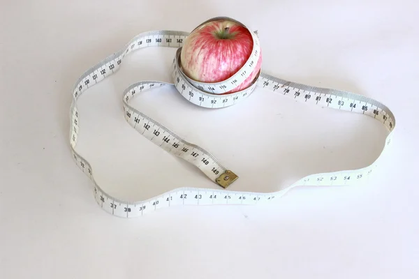 Čerstvé jablko s měřicí páska — Stock fotografie