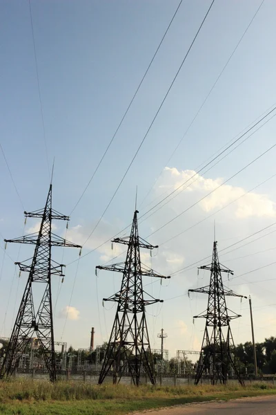Linee elettriche contro il cielo blu — Foto Stock