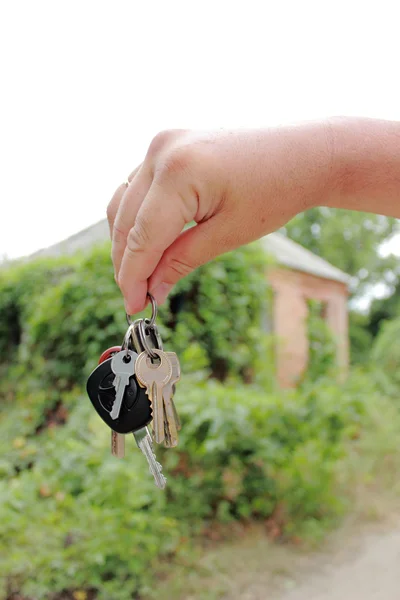 Ключи от дома в руке — стоковое фото