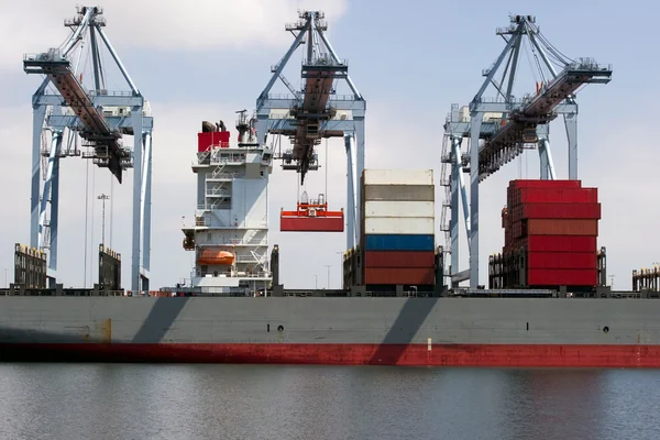 Промислові крани завантажують контейнерний корабель — стокове фото