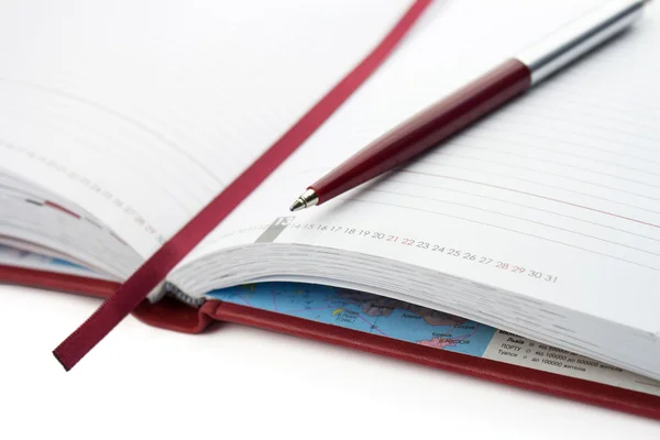 Rotes offenes Notizbuch und Stift — Stockfoto