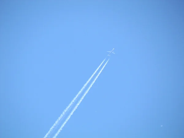 Avion dans le ciel — Photo