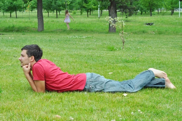 Mann auf dem Gras — Stockfoto