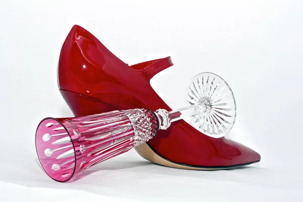 Chaussure rouge avec verre de champagne — Photo