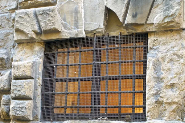 Очень старое окно — стоковое фото