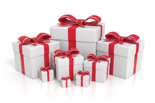 Weiße Geschenkboxen mit roten Bändern — Stockfoto