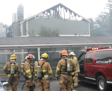 İtfaiyeciler ile daire yangın