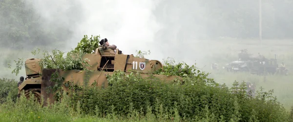 Deutscher Offizier kommandiert Panzer — Stockfoto