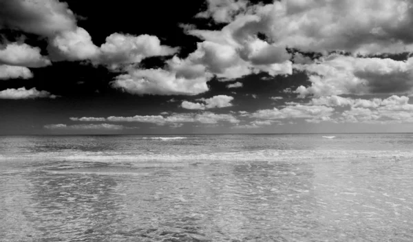 Mono deniz gökyüzü karşılar — Stok fotoğraf