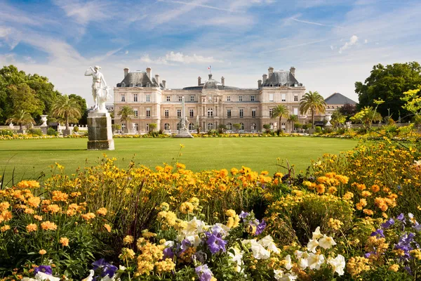 Παλάτι του Λουξεμβούργου με λουλούδια Royalty Free Εικόνες Αρχείου